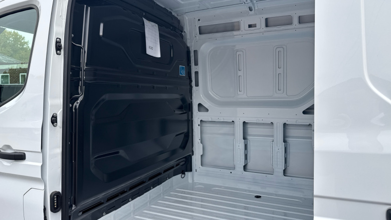 Renault Master Mwb Diesel Fwd MM35 Blue dCi 130 Advance Medium Roof Van